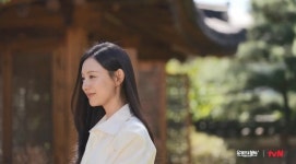 “예쁜 척 하는 게 아니라 예쁘게 태어나” 김지원, 자꾸만 웃게 돼(유퀴즈)