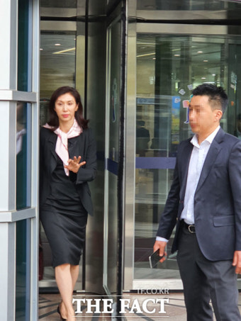 [TF현장] 노소영 관장, 최태원 이혼 소송 출석…취재진 질문에 침묵