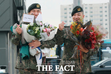 [TF포토] 태양-대성, 사랑이 넘치는 전역 기념 팬미팅