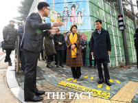 [TF포토] 학교 앞 안전 관리 내용 전달 받는 진영 장관과 조은희 구청장