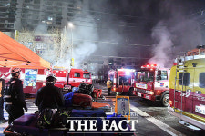[TF포토] 서울 방학동 아파트상가 화재, 불길 잡는 소방관들