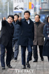 [TF포토] 초등학교 앞 안전관리 점검하는 진영 장관