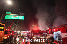 [TF포토] 서울 방학동 아파트상가 화재, 불길 잡는 소방관들