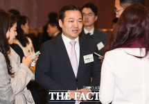 [TF포토] 취재진에 둘러싸인 이주성 세아제강 부사장