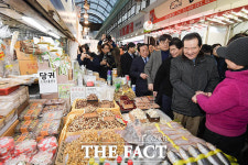 [TF포토] 전통시장 상인과 대화 나누는 정세균 총리