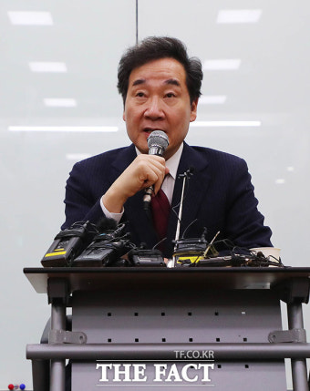 [TF포토] 공동상임선대위원장 수락과 종로 출마선언 한 이낙연