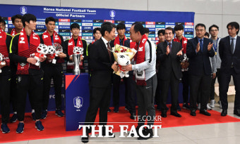 [TF포토] 꽃다발 전달하는 정몽규 대한축구협회 회장