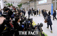 [TF사진관] 오스카 4관왕!…귀국인사 전하는 기생충 주역들