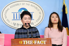 [TF포토] 기자회견 갖는 이언주-이아람