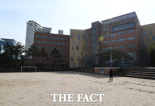 [TF포토] 코로나19 여파로 1주일 연기된 개학...한산한 교정