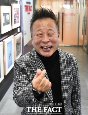 방송인 조문식, 트로트 신곡 '당신 덕분에'로 36년만의 가수 꿈 활짝 | 포토뉴스