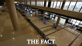 [TF사진관] 주말 운항 2편…적막한 김포국제공항
