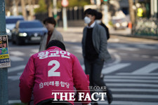 [TF사진관] 출근길 인사하는 황교안 후보