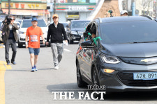 [TF사진관] 안철수 대표의 희망 스트레칭...400km 국토 대종주 시작