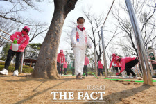 [TF사진관] 윤형선, 여기가 세균이 많아 출정식 후 단체 방역