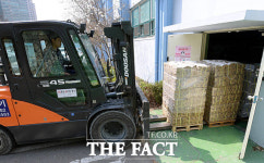 [TF포토] 비례정당 38개, 지게차까지 동원된 선거공보물 이동 작업