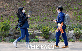 [TF사진관] '거리 유세 함께해요~' 실시간 방송하는 서대문갑 신지예