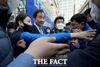 [TF포토] 몰려든 지지자들로 길 막힌 이낙연