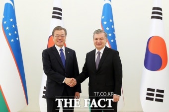 文대통령, 우즈벡 대통령과 통화 