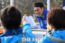 [TF포토] 지지자들에게 엄지 척 받은 김남국