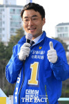 [TF포토] 환한 미소로 인사하는 김남국