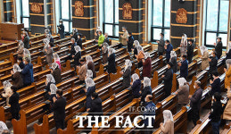 [TF사진관] 거리두고, 마스크 하고... 여전히 조심스러운 미사