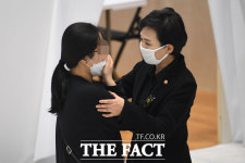 LG컨설던트 김현미 | [TF포토] 유가족 위로하는 김현미