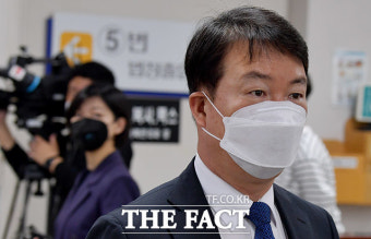 [TF사진관] '선거 불법개입 혐의' 법원 출석하는 강신명