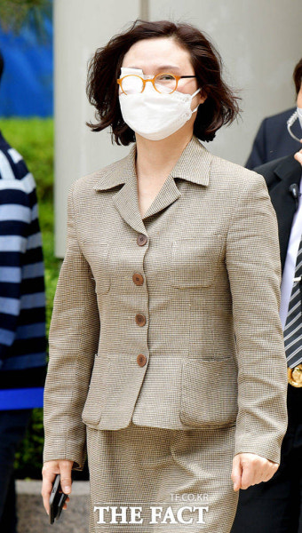 [TF사진관] 야유 속 황급히 법정 나서는 정경심 교수