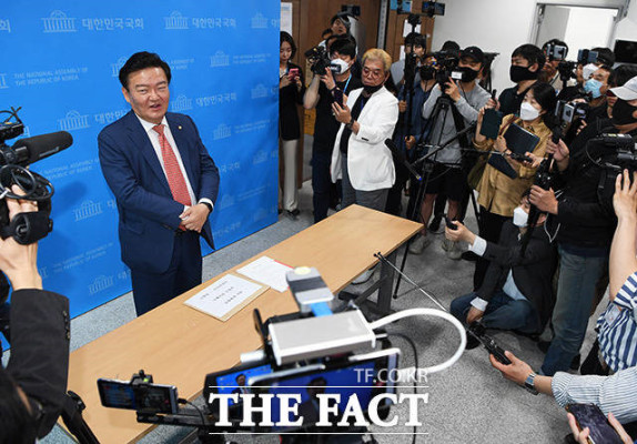[TF사진관] 유튜버에 둘러싸인 민경욱 의원 | 포토뉴스