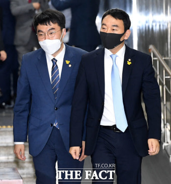 [TF포토] 나비 배지 단 김남국-김용민