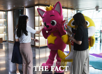 [TF사진관] 뚜루루뚜루 아기상어-핑크퐁, 시청에서도 인기만점