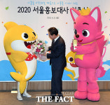 [TF사진관] 뚜루루뚜루 아기상어-핑크퐁, 시청에서도 인기만점