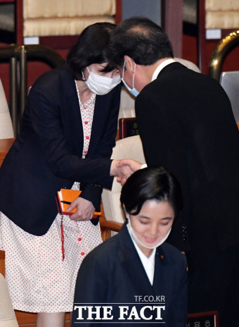 [TF포토] 양정숙 의원과 악수하는 이낙연
