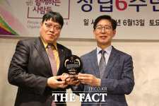 [TF포토] 미래를 함께하는 사람들, 감사패 받는 양승조 충남도지사