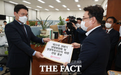 [TF사진관] 상임위 위원 명단 의사과에 제출하는 미래통합당