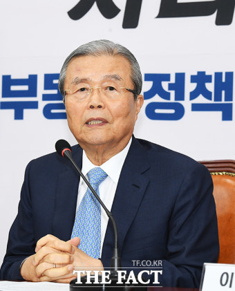 [TF포토] 부동산 정책 간담회 참석한 김종인 비대위원장