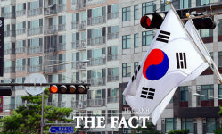 [TF사진관] '국경일 맞나요?'...'빨간불' 켜진 제헌절 태극기 게양