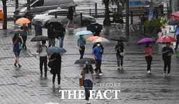 [TF사진관] 매섭게 내리는 장맛비에 험난한 출근길