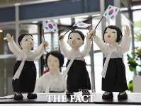 [TF사진관] '그날의 용기를 기억합니다'…천안시청에 전시된 평화의 소녀상