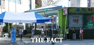 [TF사진관] 연일 증가하는 코로나19 확진자에 분주한 선별진료소