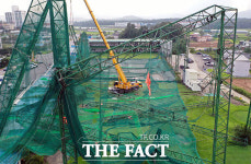 [TF사진관] 태풍 위력에 맥없이 무너져내린 골프연습장