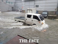 [TF사진관] 태풍 하이선 영향 부산시민 출근길 험난