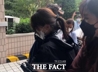 [속보] '119보다 변호사 먼저' 벤츠 운전자 법원 출석…묵묵부답