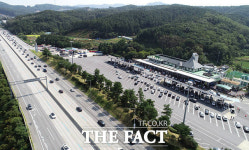 [TF사진관] 포장만 가능합니다!…소통 원활한 고속도로와 한산한 휴게소