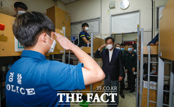 [TF포토] 추석 연휴, 의경들 격려하는 이낙연