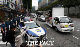 [TF사진관] 조국 전 장관 집 앞 드라이브 스루 집회