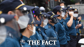 [TF사진관] 조국 전 장관 집 앞 드라이브 스루 집회