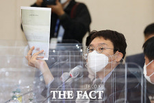 [TF사진관] 인국공 소방대 해고 질의 받는 이재갑 장관
