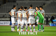 [TF사진관] '3-0 압승', 아우들 꺾고 우승컵 들어올린 국가대표팀